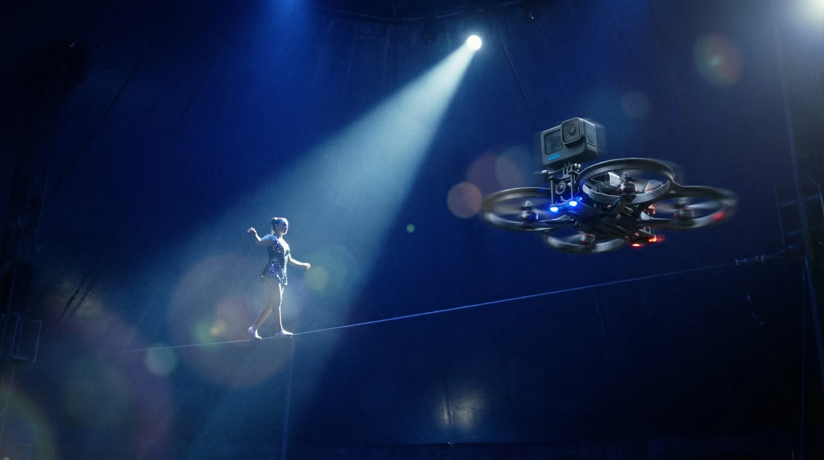 FPV-Drohne nahe einem Aerialisten in großer Höhe