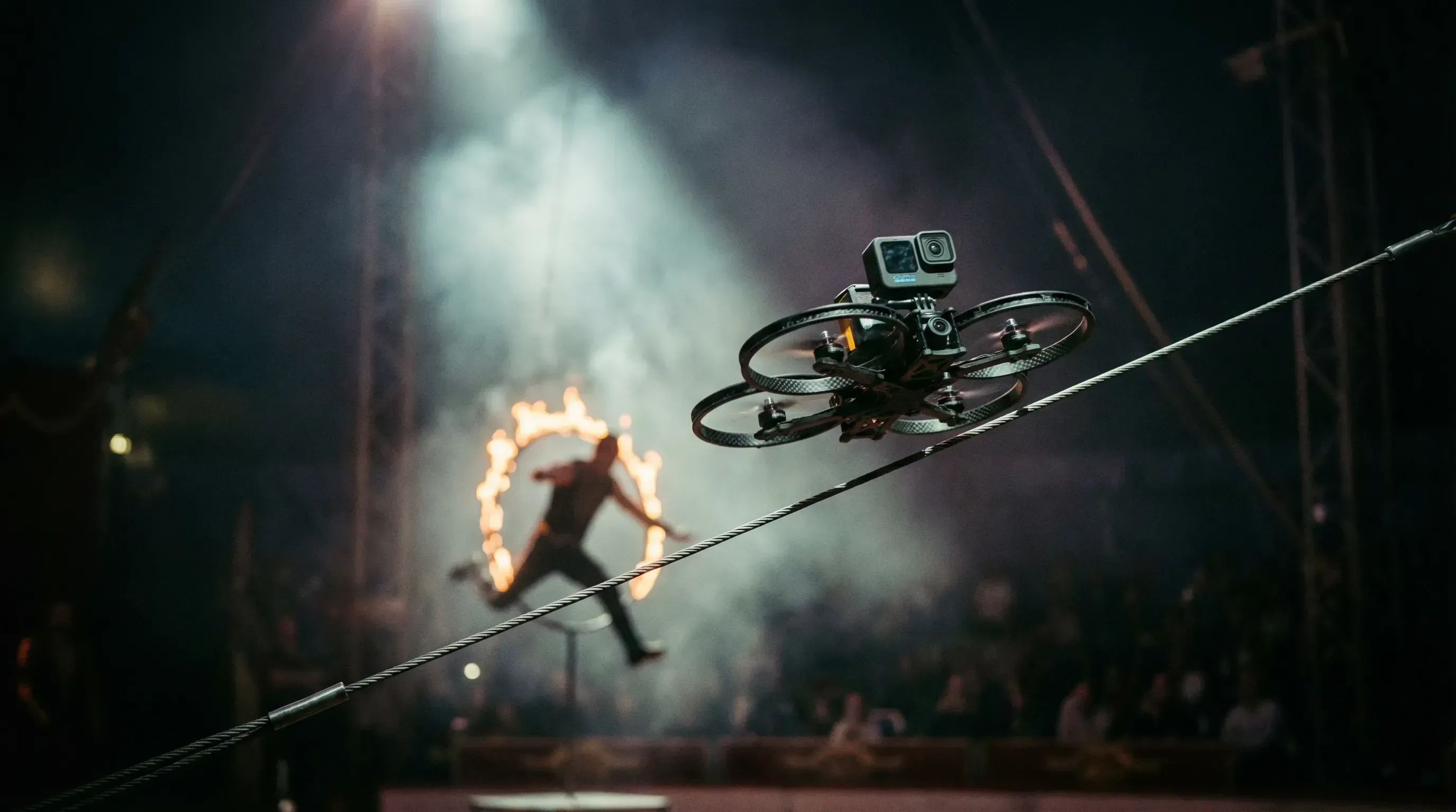 KI-generiert: Präzises Fliegen durch Zirkus-Equipment