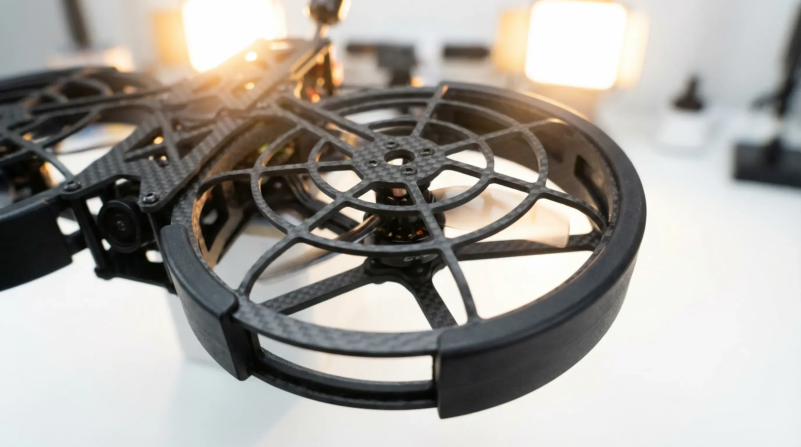KI-generiert: Cinewhoop-Drohne mit Propellerschutz für sichere Indoor-Flüge